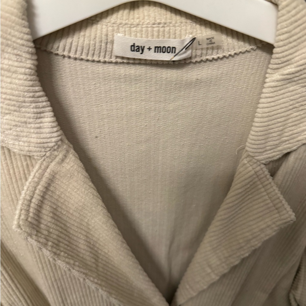 Brand new jumper ! Super soft and never worn once! Ivory color